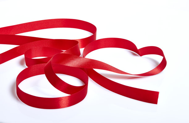 红色的心丝带，白色的背景素材图片