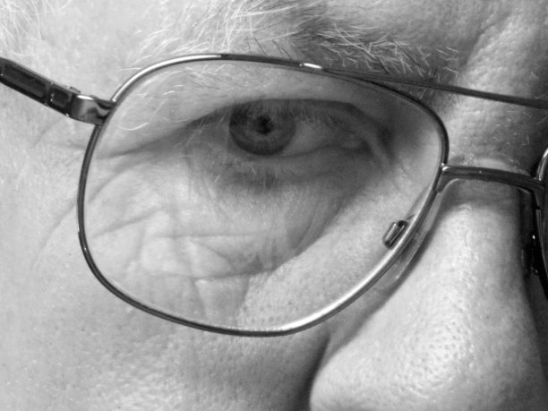 近距离的一个敏锐的眼睛- B&W自画像图片下载