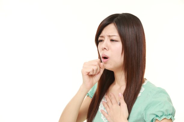 正在咳嗽的年轻日本女商人肖像图片下载