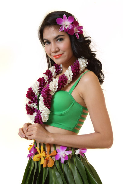 在白色背景上带花环的夏威夷妇女。图片下载