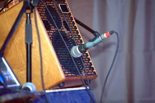 音乐会舞台上的扩音设备图片下载