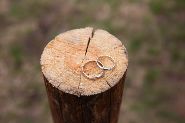 木制背景上的结婚戒指图片下载