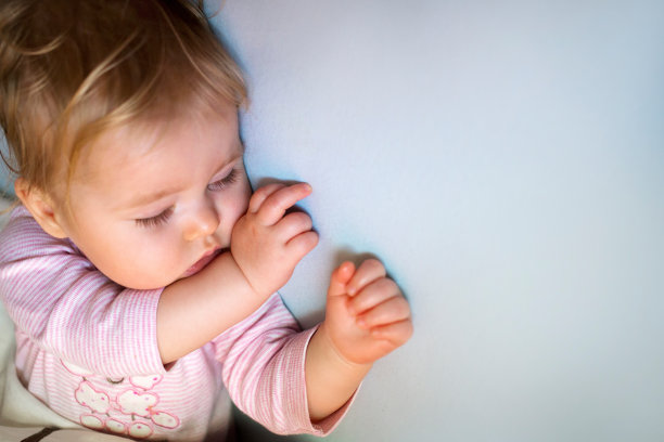 睡在床上的小女孩图片下载