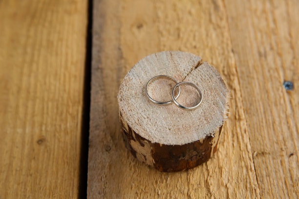 木制背景上的结婚戒指图片下载