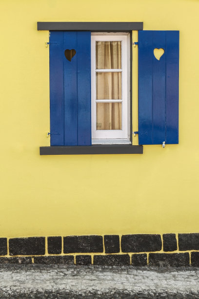 蓝色的窗户和黄色的墙图片下载