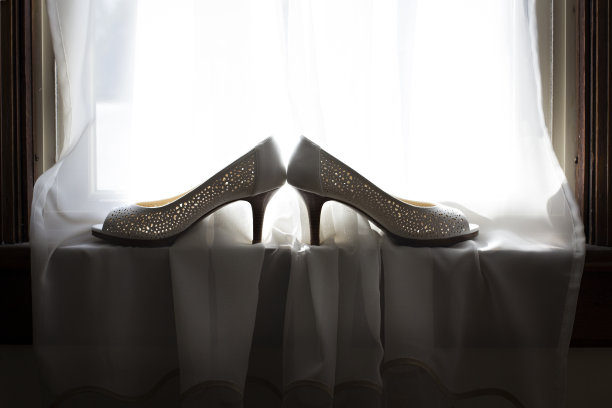 窗台上的漂亮鞋子图片下载