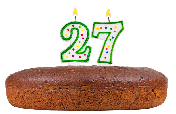 生日蛋糕与蜡烛二十七孤立在白色图片下载