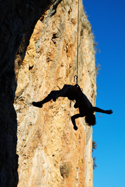 攀登者悬在绳索上图片下载