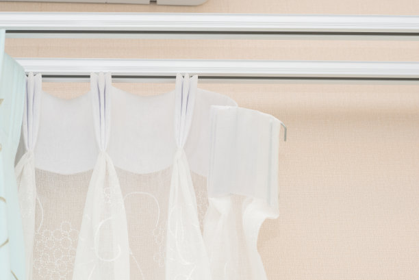 手动安装窗帘图片下载