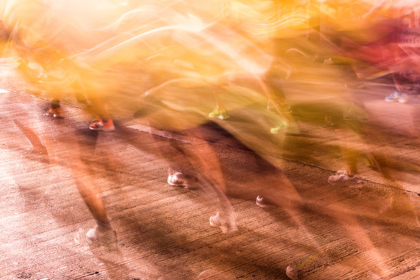 跑城市马拉松的人，运动腿上的运动模糊了图片下载