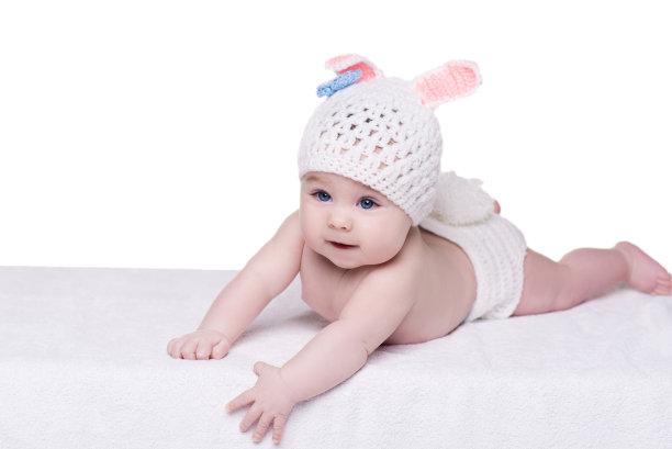 可爱的婴儿在兔子服装躺在白色图片下载
