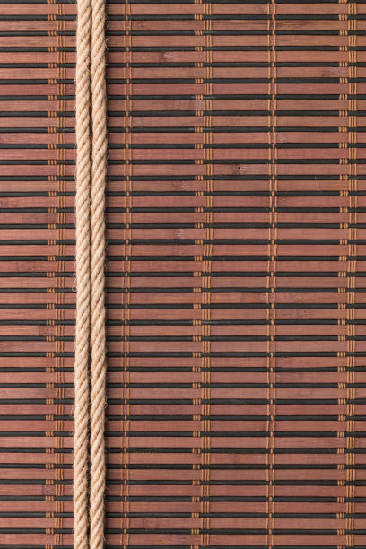 两根光滑的绳子躺在竹席上图片下载