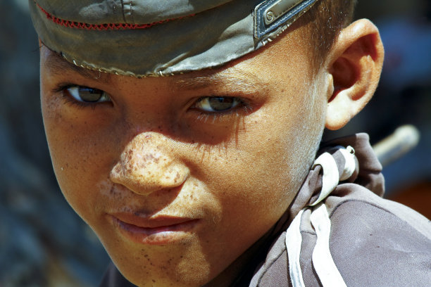 可爱的年轻快乐的男孩的照片-非洲贫穷的孩子图片下载