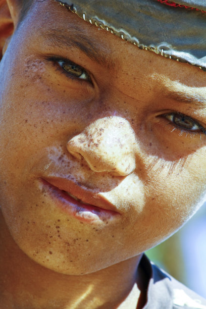 可爱的年轻快乐的男孩的照片-非洲贫穷的孩子图片下载