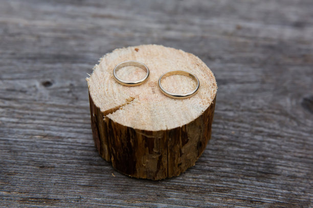 木制背景上的结婚戒指图片下载