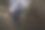 自信的男人摆姿势在边牛仔裤图片下载
