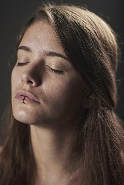 一个放松的女孩的肖像图片下载