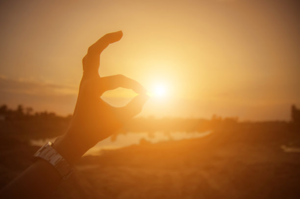 太阳的手形。图片下载