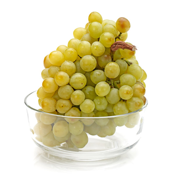 绿葡萄孤立在白色背景上。图片下载