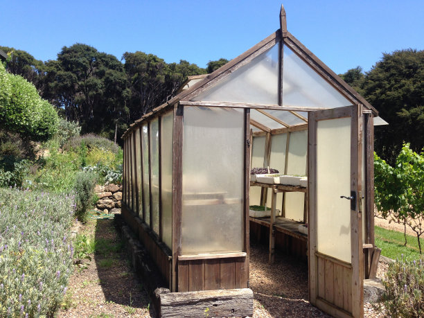 花园里的木质温室图片下载