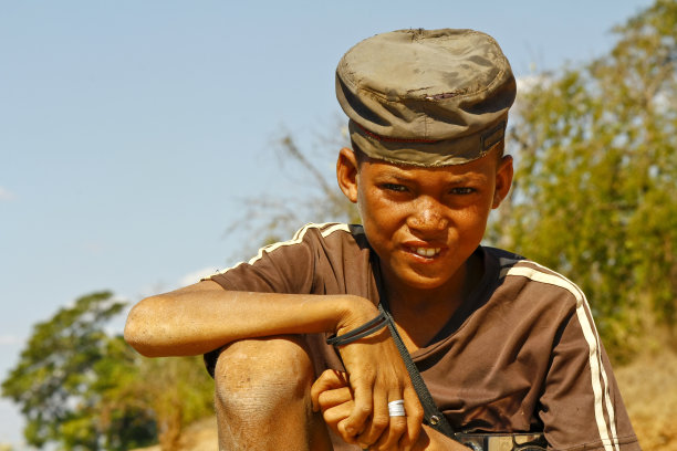 可爱的年轻快乐的男孩的照片-非洲贫穷的孩子图片下载