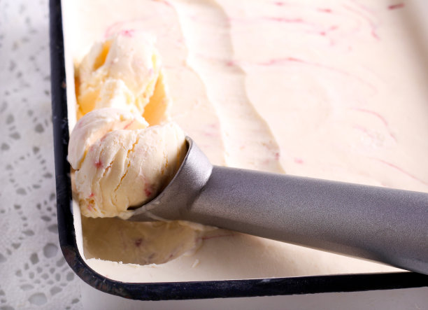 用浆果酱自制冰淇淋图片下载