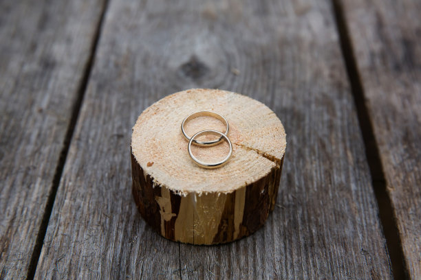 木制背景上的结婚戒指图片下载