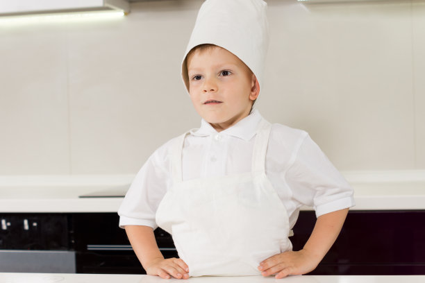 穿着厨师制服的自信男孩图片下载