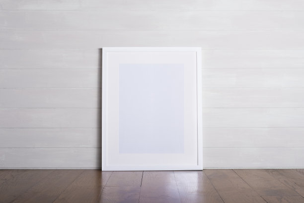 白色画框倚在墙上图片下载