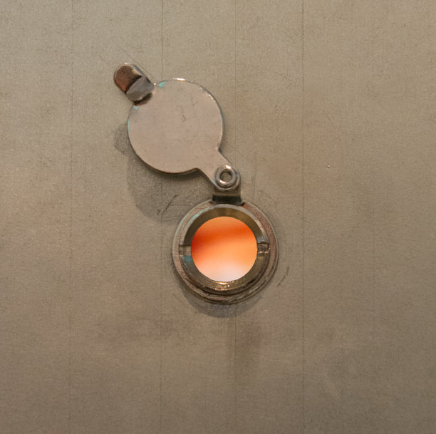 房子在防火门上，窥视孔有火焰图片下载