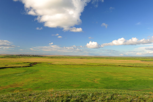 草原，天空和云图片下载