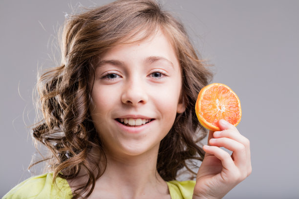 女孩喜欢橙色和微笑图片下载