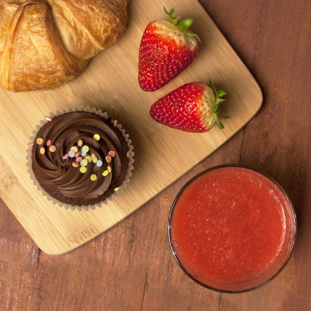 草莓奶昔，草莓，牛角面包和杯子咖啡的照片图片下载