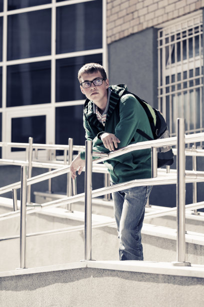 一个背着书包的少年背教学楼图片下载