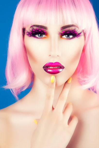 戴着彩色假发的漂亮女人图片下载