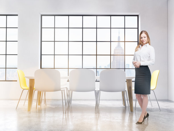 女商人在会议室里图片下载