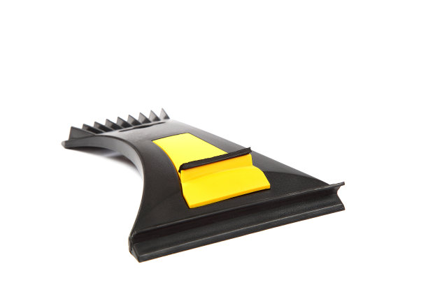 白色背景上的汽车刮刀。图片下载