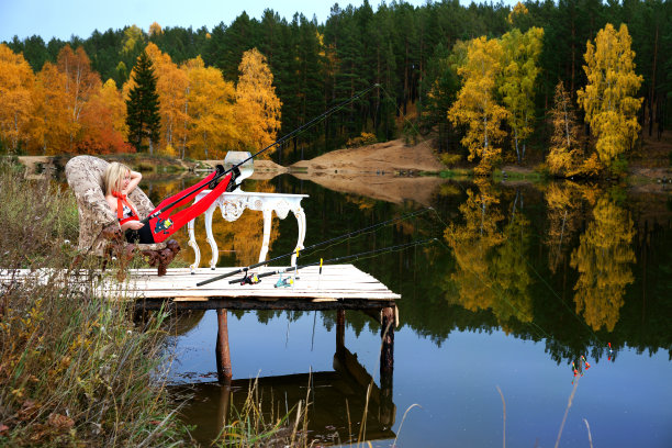 金发女孩试图钓鱼图片下载
