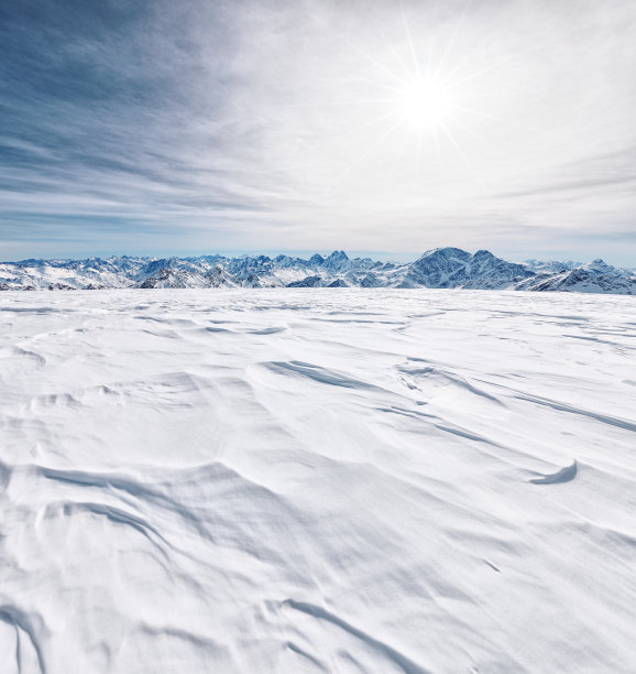 高加索山脉在冬天图片下载