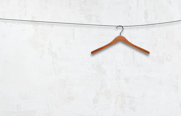 挂在白墙上的衣架图片下载