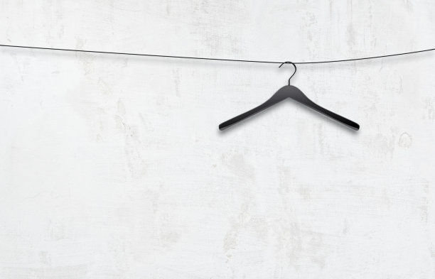 挂在白墙上的衣架图片下载