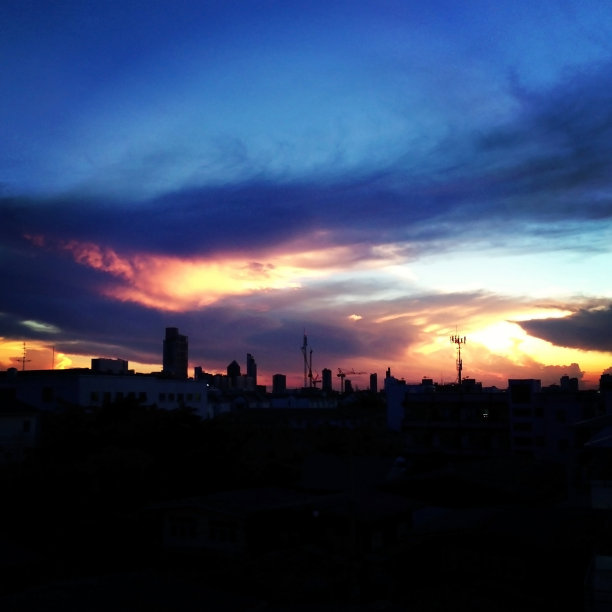 戏剧性的夜晚云景在城市图片下载