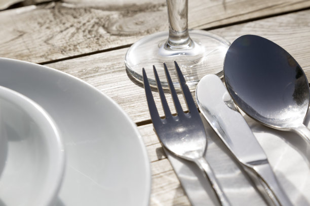 木桌上的厨房用具和瓷器图片下载