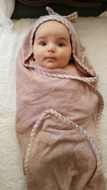 婴儿沐浴后图片下载