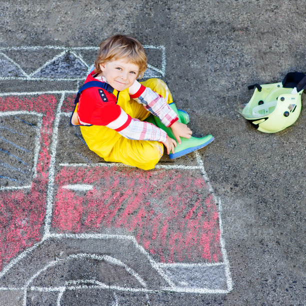 一个小男孩在玩消防车的粉笔画图片下载