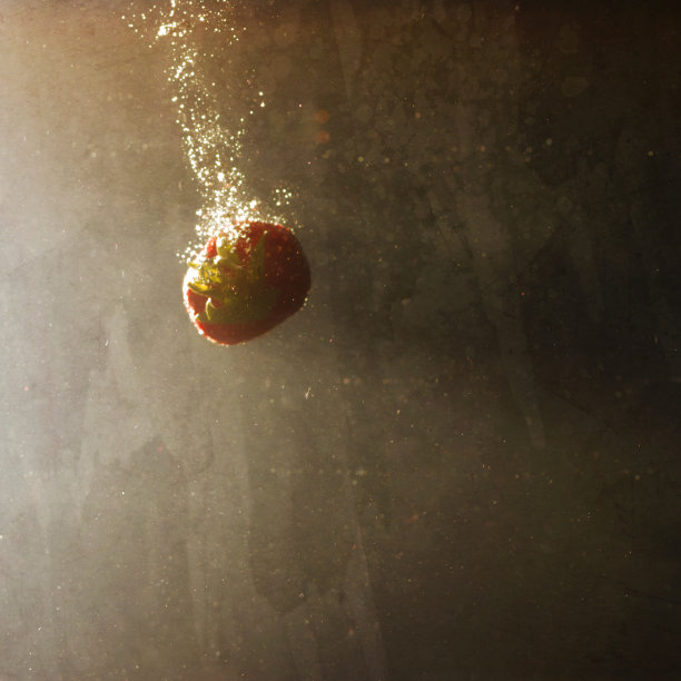 草莓入海水的感觉图片下载