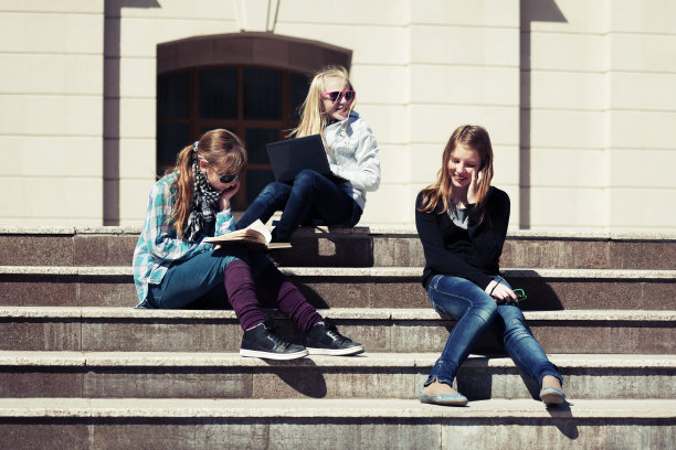 校园台阶上的少女们图片下载