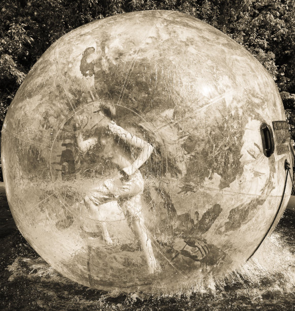 一个小男孩在水碗里奔跑的画面图片下载