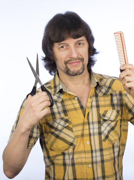 那个手里拿着剪刀和梳子的男人图片下载