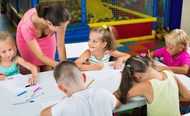 孩子们在兴趣小组和导师一起画画图片下载